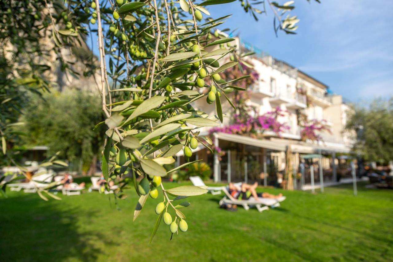 Hotel Baia Azzurra Torbole Sul Garda Esterno foto